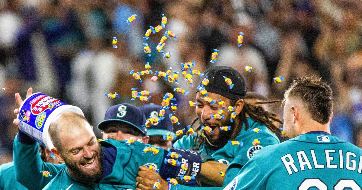Photos: Mariners beat Guardians in extra innings