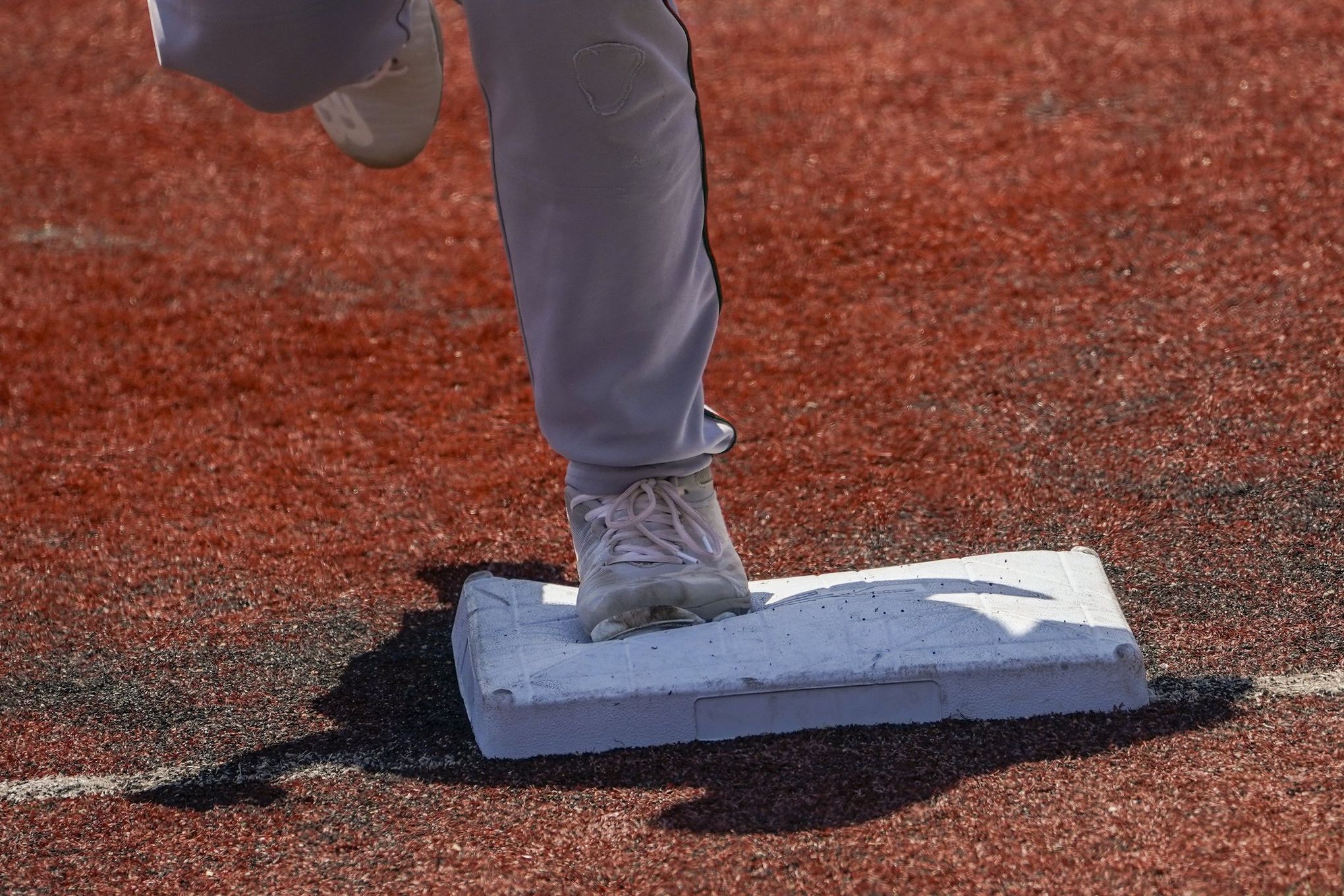 Mariners have mixed reactions to MLB’s new pitch clock, defensive shift restrictions
