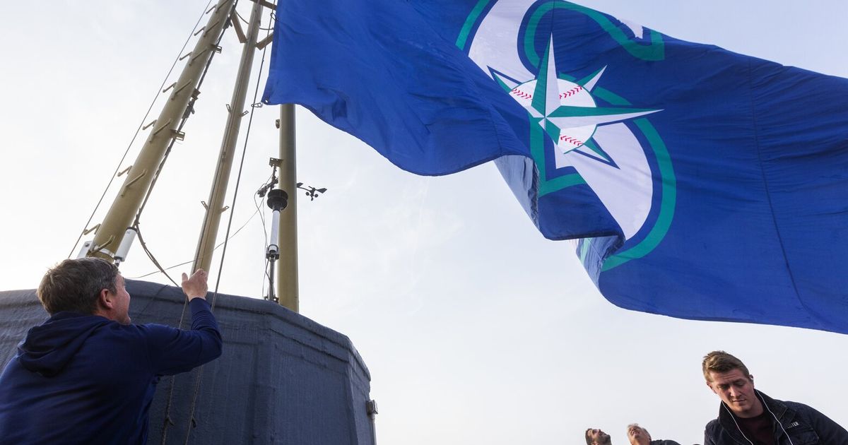Dan Wilson raises Mariners flag atop Space Needle on eve of playoffs