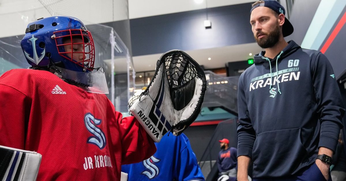 Kraken’s Chris Driedger wants to help youth hockey players try goalie