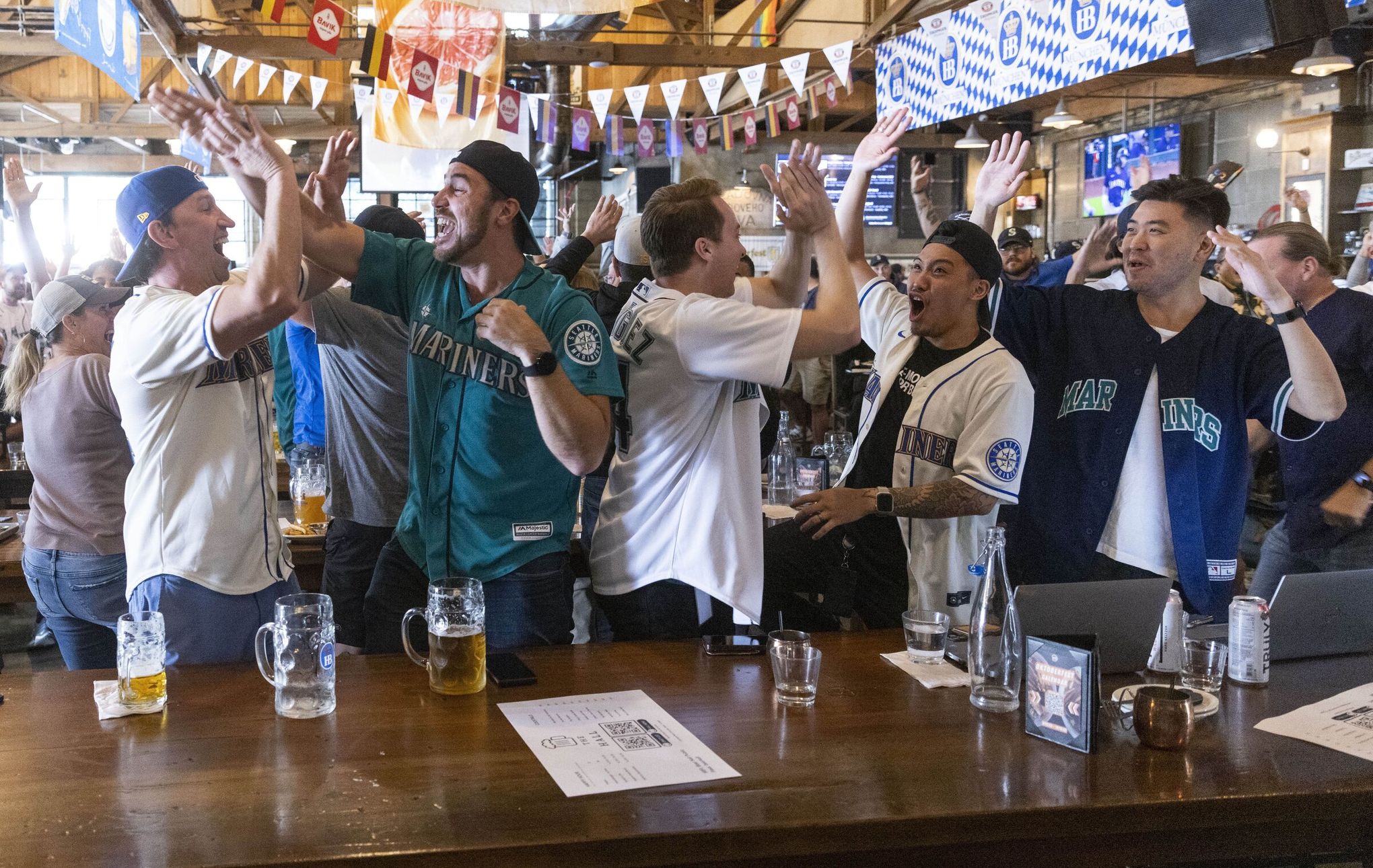 Seattle businesses hoping down Mariners not quite out of playoffs