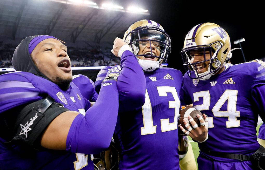 Party in Husky Stadium: UW players danced their way through delay when lights went out