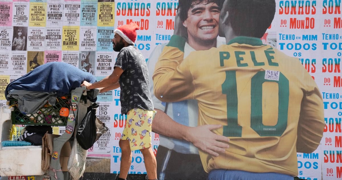 Pelé’s family gathers at hospital in Sao Paulo