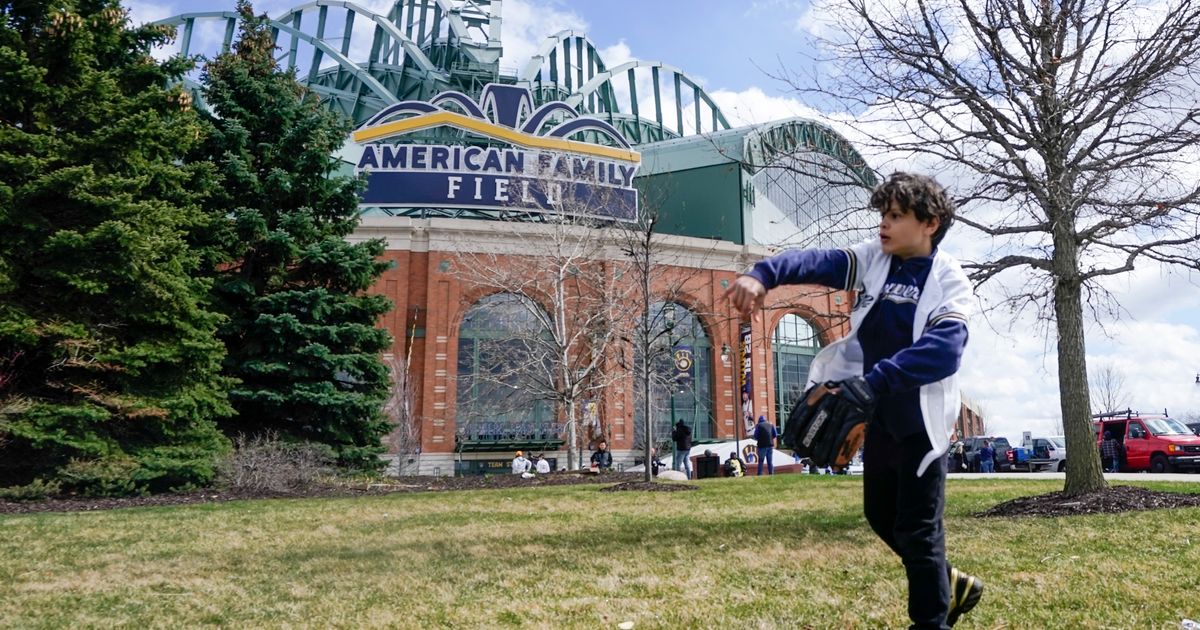 Evers wants to give Brewers nearly $300M to repair stadium