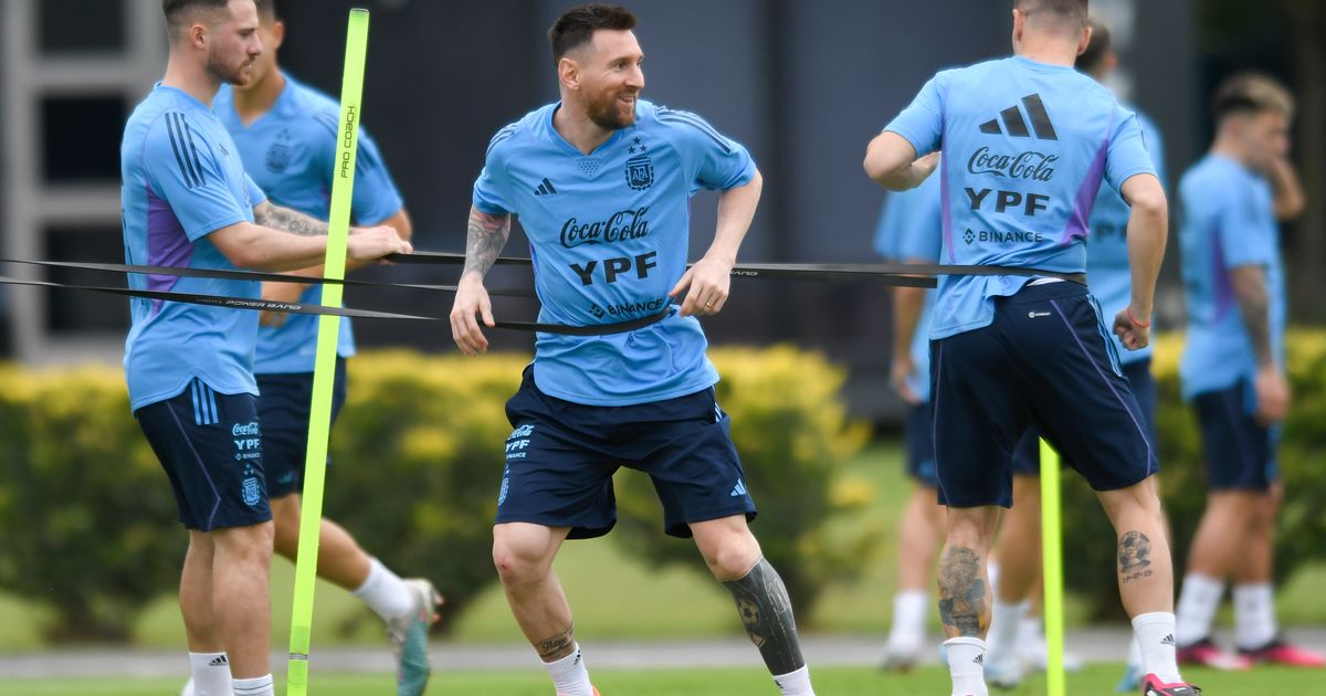 Argentinians Mob Soccer Star Lionel Messi at Restaurant
