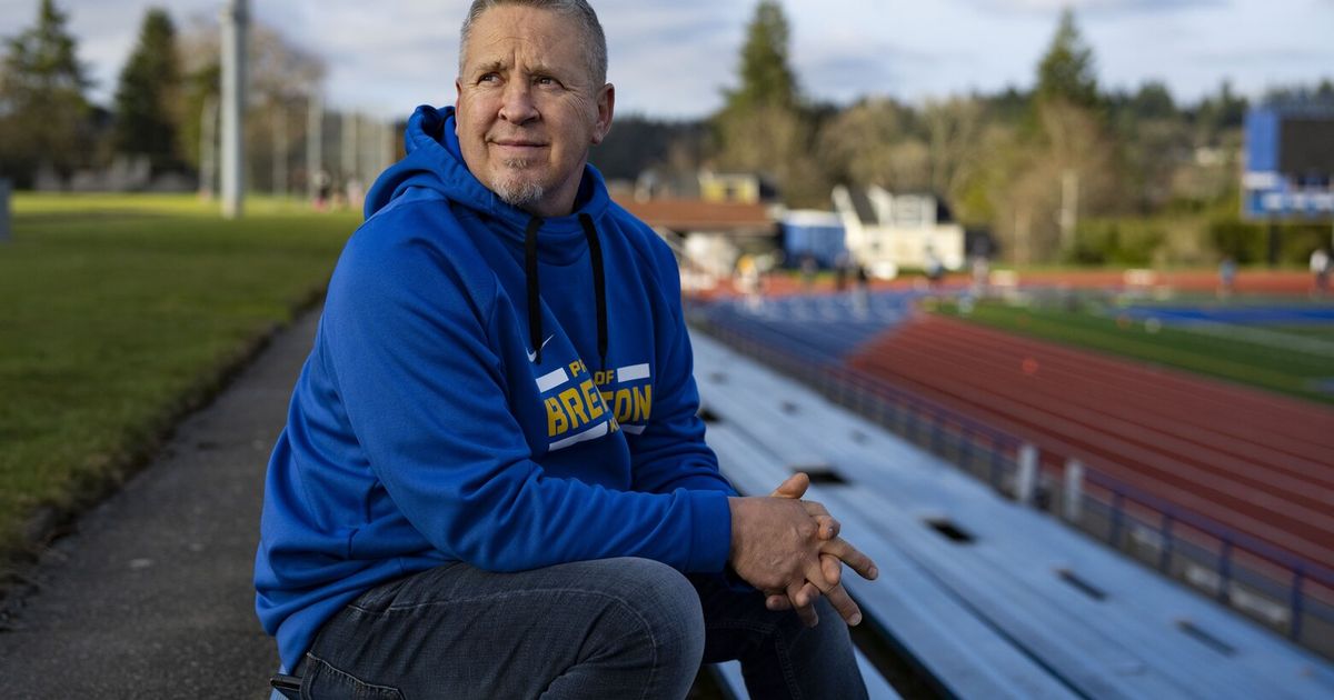 Bremerton’s ‘praying coach’ to return to the sidelines next football season