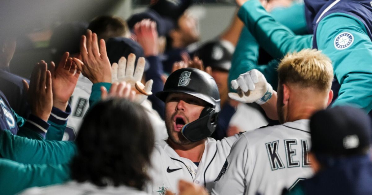 Mariners Break Scoreless Streak with Help from Crowd in Season-Opening Win
