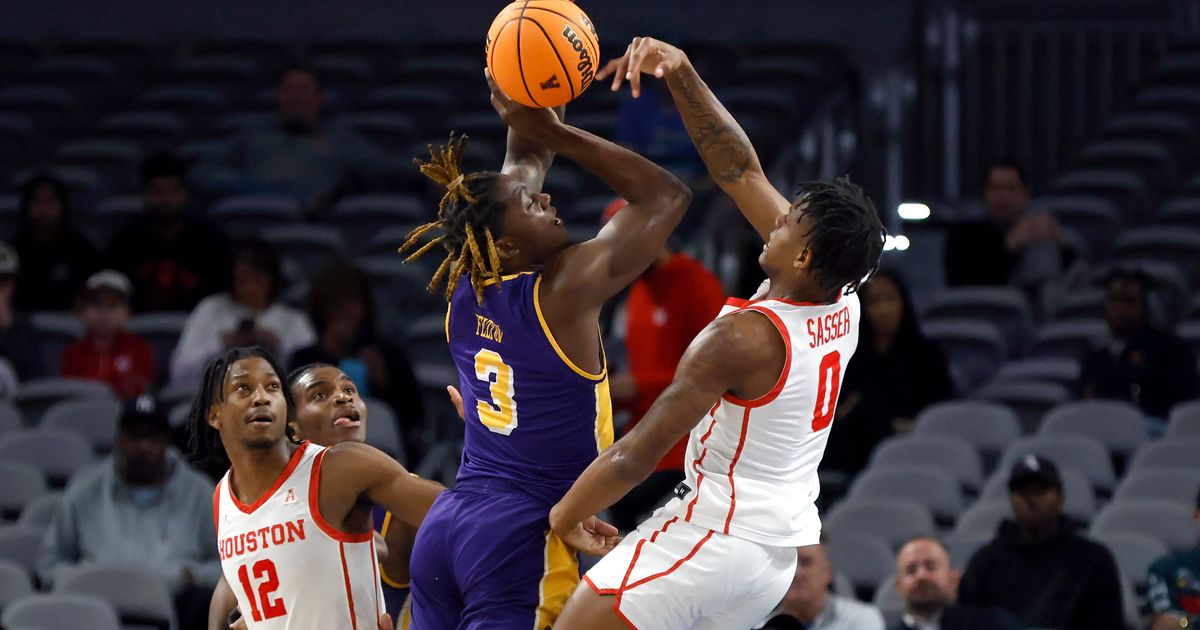 No. 1 Houston beats ECU in AAC, gets back-to-back 30 wins