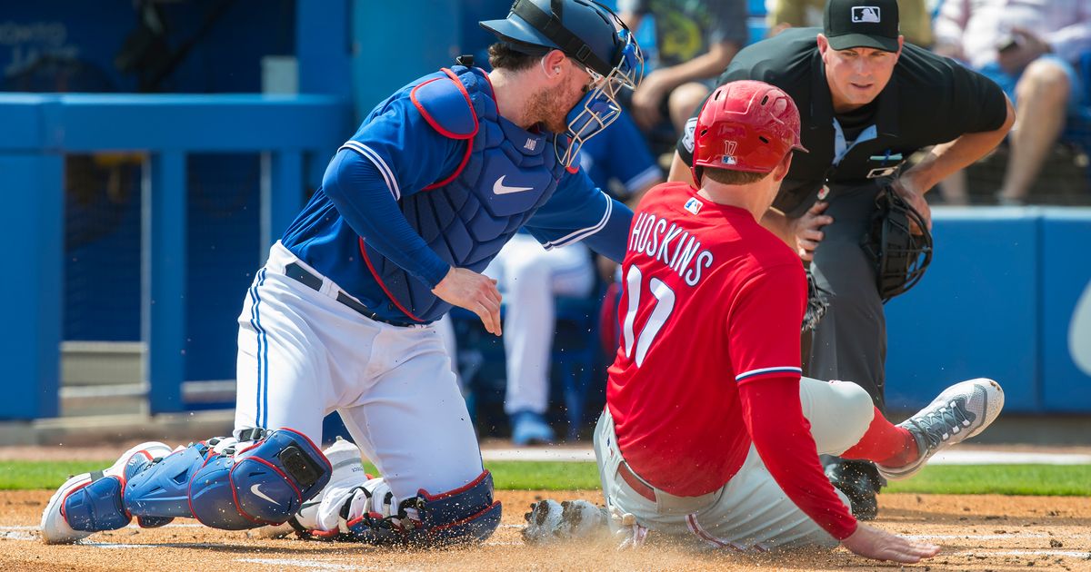 Phillies' Rhys Hoskins Suffers Left Knee Injury, Removed from Field
