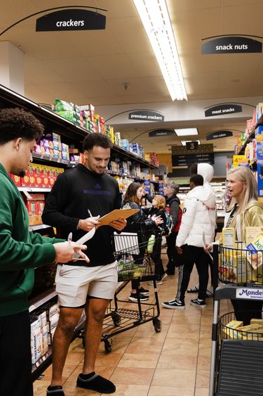 Smoothies and scavenger hunts: How UW’s nutrition team fuels Husky football