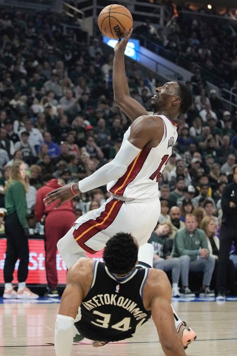 Antetokounmpo Suffers Lower Back Bruise, Forced to Leave Bucks Game