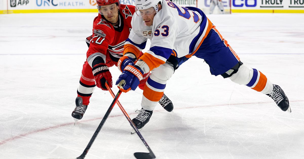 Carolina Hurricanes Defeat New York Islanders in Overtime After Fast's Goal