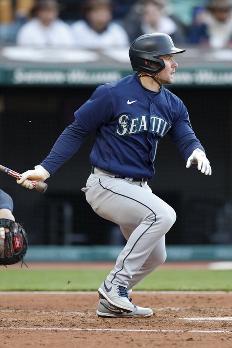 Mariners Defeat Guardians 3-2 in Nail-Biting Game