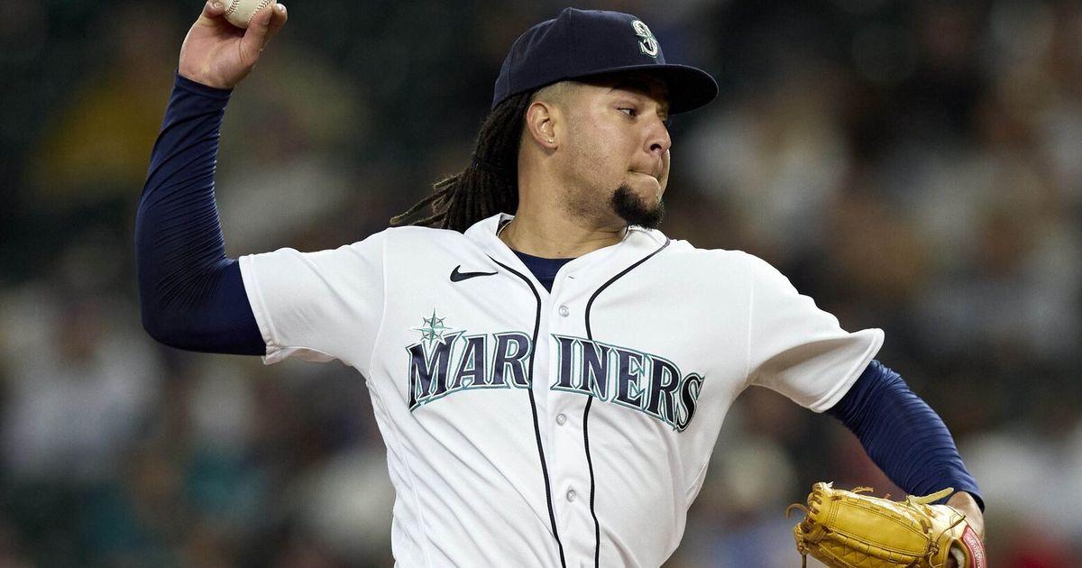 Mariners Offense Supports Castillo in Victory Over Cardinals