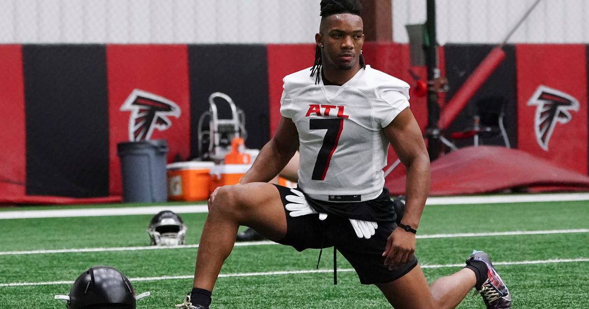 Bijan Robinson Signs Contract, Debuts No. 7 Jersey at Atlanta Falcons Rookie Minicamp