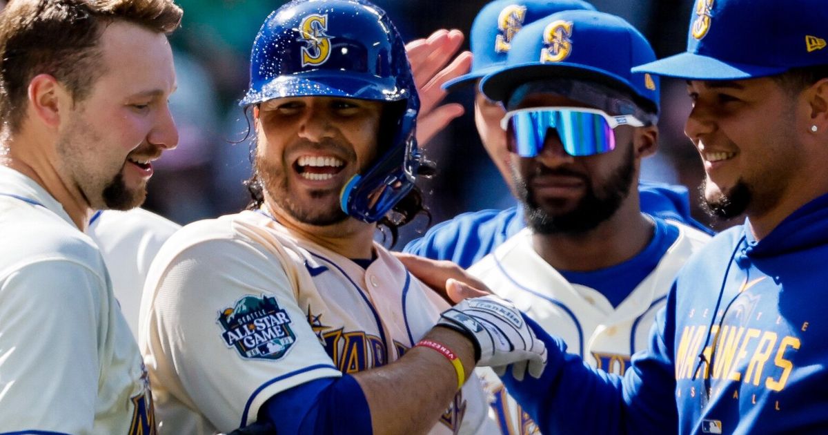 Eugenio Suarez Hits Walk-Off Single to Give Mariners Series Win Against Pirates