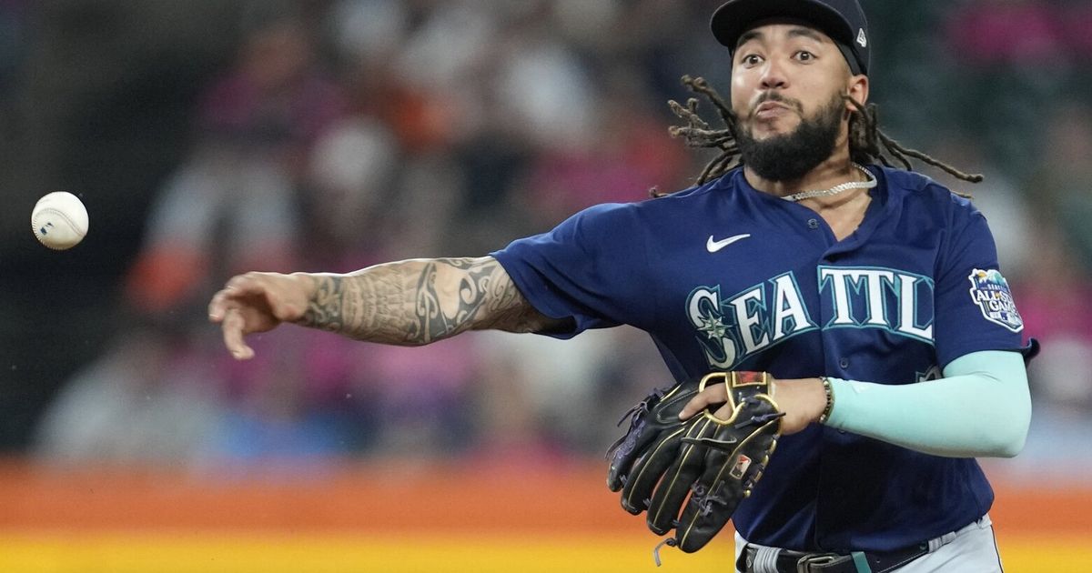 Mariners' J.P. Crawford Showing Ability to Excel at Both Offense and Defense