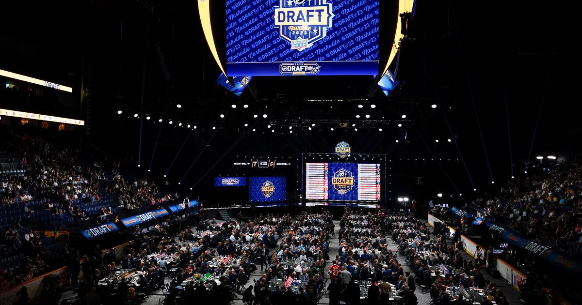 Chicago Blackhawks Make 11 Selections in NHL Draft, Minimal Trades Before Free Agency