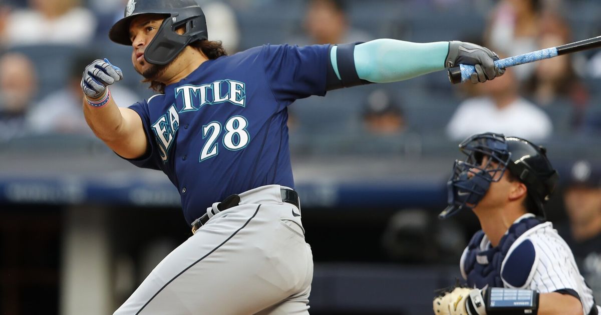 Mariners Defeat Yankees in High-Scoring Affair