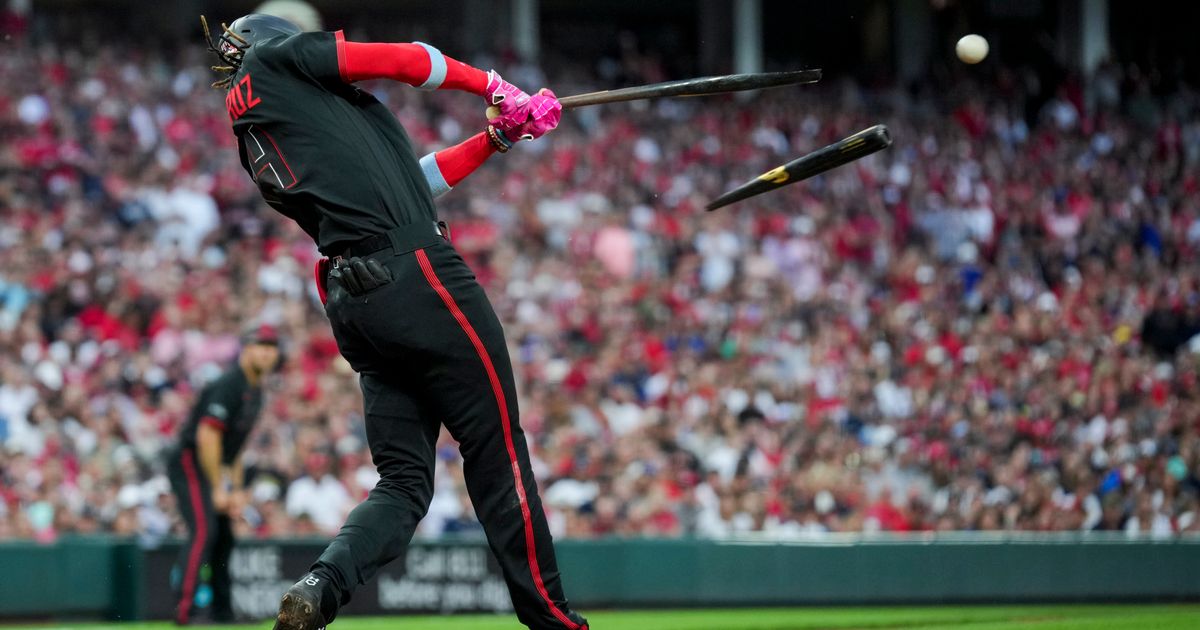 Reds' De La Cruz Records First Cycle Since 1989