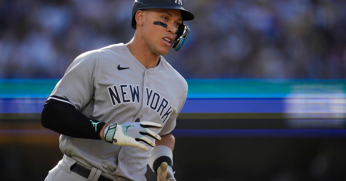 Yankees' Aaron Judge Makes Running Catch to Open Bullpen Door