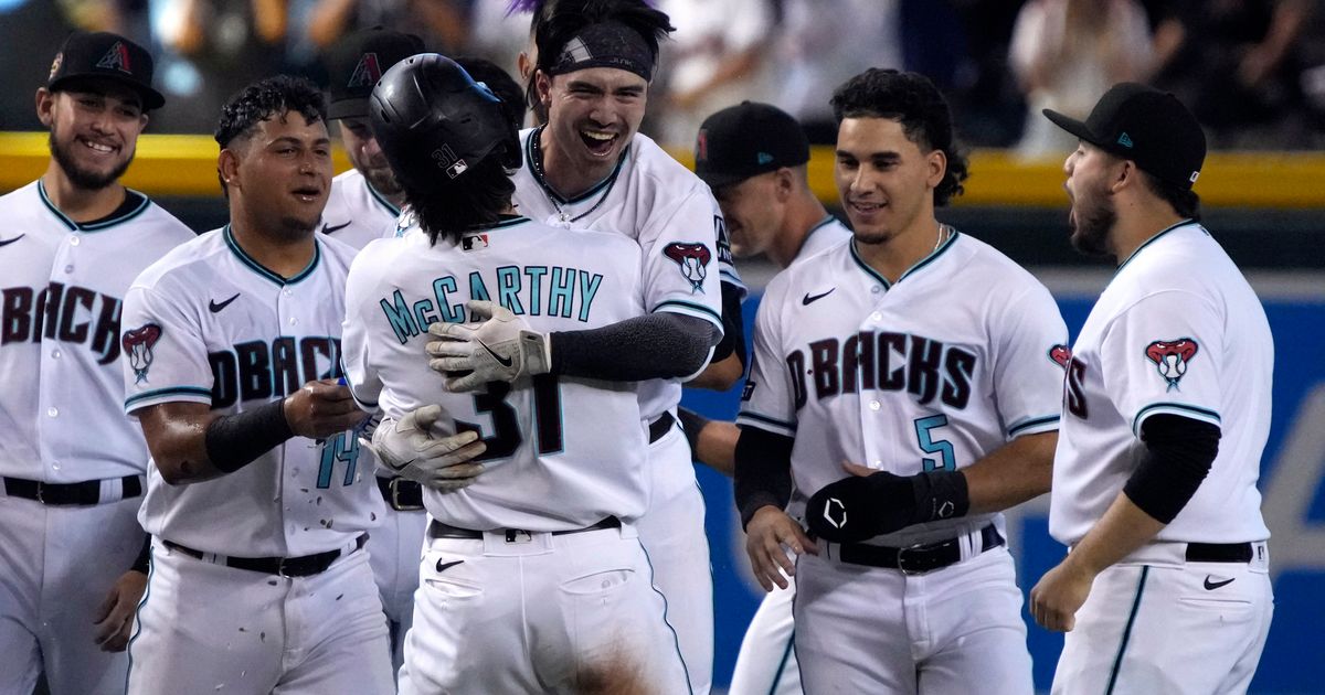 Carroll Hits Walk-Off Single in 10th to Lead Diamondbacks to 3-2 Win Over Pirates