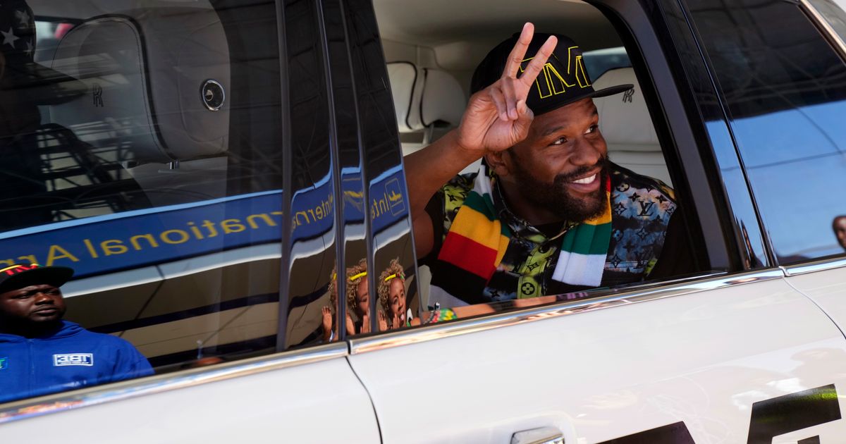 Floyd Mayweather Jr. Delights Zimbabwean Fans During 'Motherland Tour'
