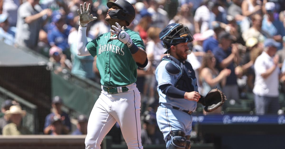 Mariners and Blue Jays Face Off in Toronto Photo Series