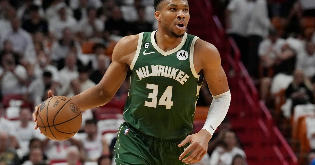 Milwaukee Bucks Coach Confirms Giannis Antetokounmpo Had Knee Surgery This Offseason, Expects Him Ready for Training Camp