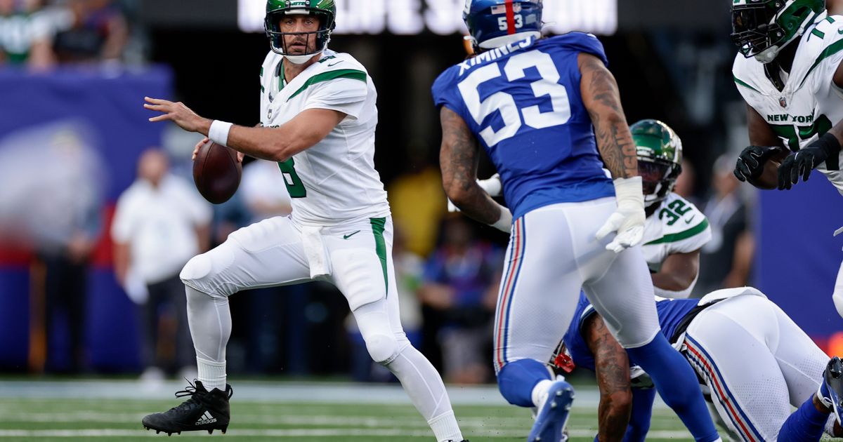 Aaron Rodgers Throws Touchdown Pass in Second Series with New York Jets Against New York Giants