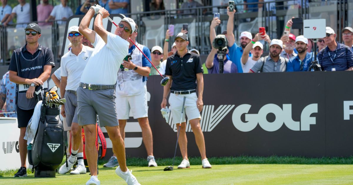 ClassicCam Smith Extends Lead to 4 Strokes Over Phil Mickelson at LIV Golf Classic