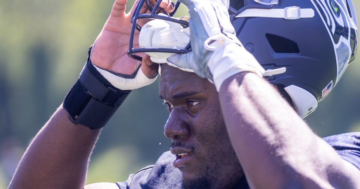 Olu Oluwatimi Guides Seahawks Rookies Who Are Out of Second Preseason Game Due to Injury