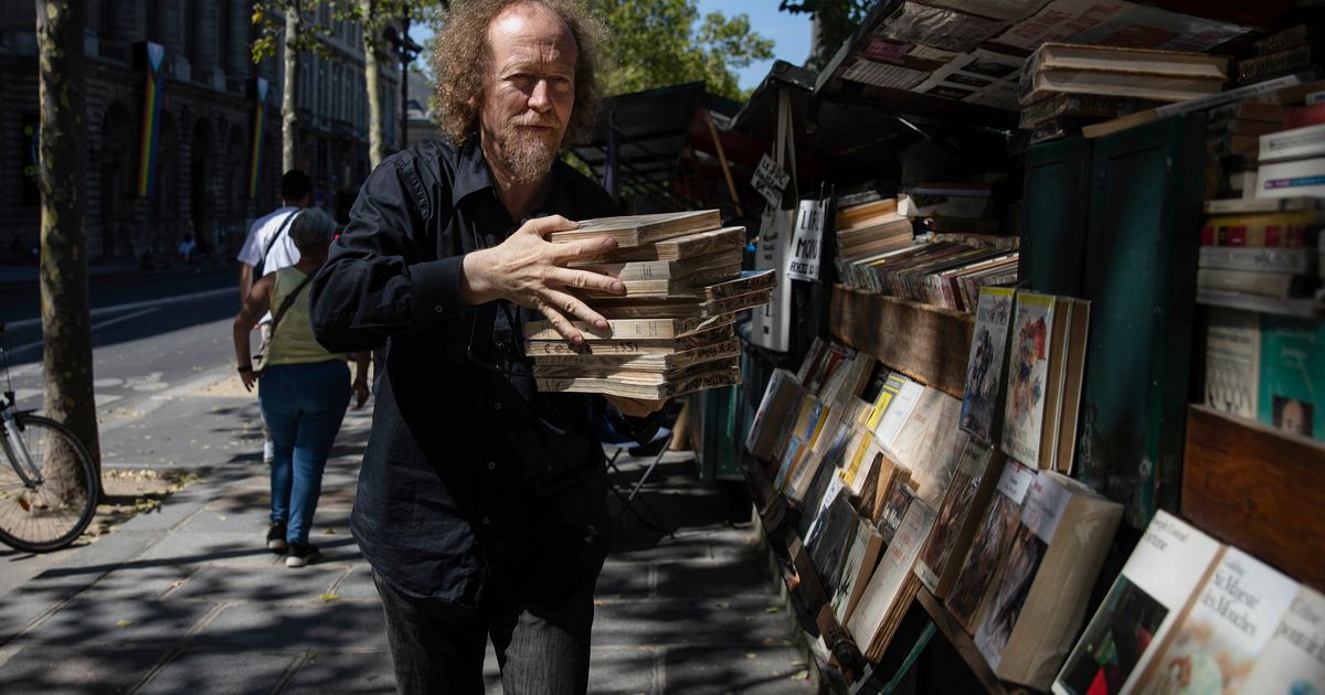 Paris Booksellers Protest Removal of Street Stands Along Seine for 2024 Olympics