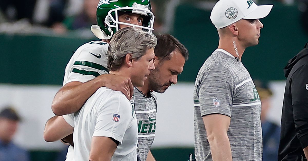 Aaron Rodgers Leaves Game with Apparent Leg Injury in First Series for Jets