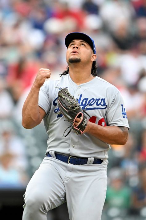 Brusdar Graterol's Mom Witnesses Historic Moment as Son Pitches in Major League Debut at Family Reunion