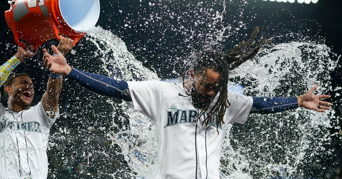 Mariners Defeat Rangers Behind J.P. Crawford's Clutch Performance, Keeping Playoff Hopes Alive