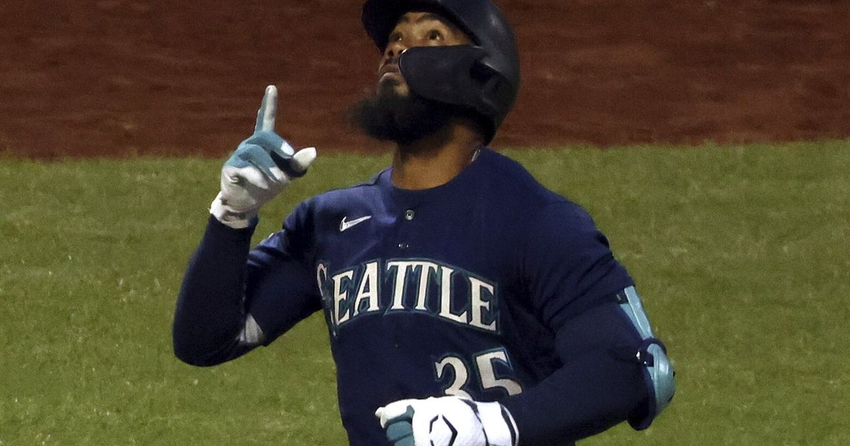 Mariners' Teoscar Hernandez and Julio Rodriguez Extend Hitting Streaks with Extra-Base Hits