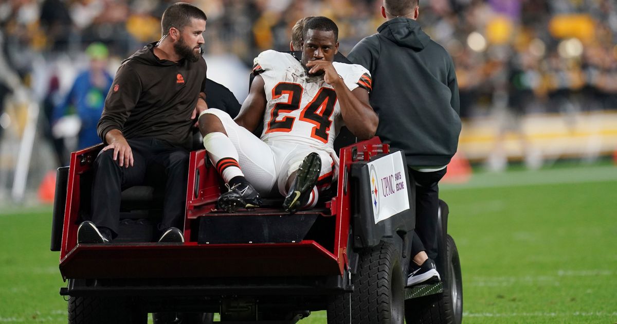 Nick Chubb Suffers Left Knee Injury in Browns-Steelers Game