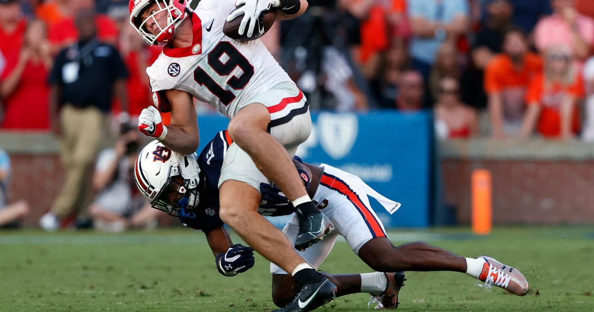No. 1 Georgia Defeats Auburn 27-20 Behind Beck-to-Bowers Connection