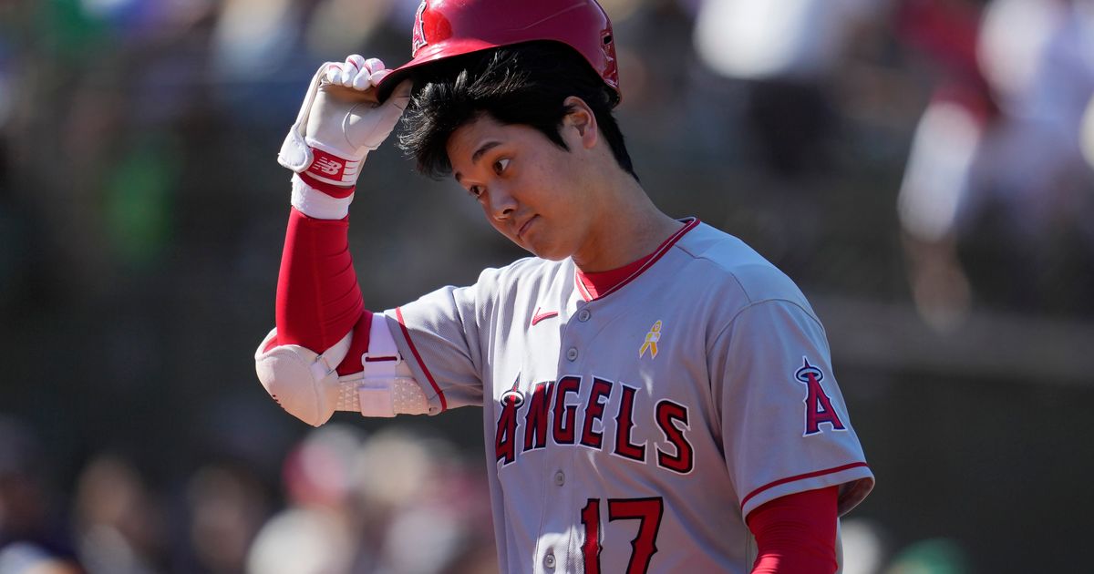 Ohtani Body Double Photobombs Angels' Team Photo
