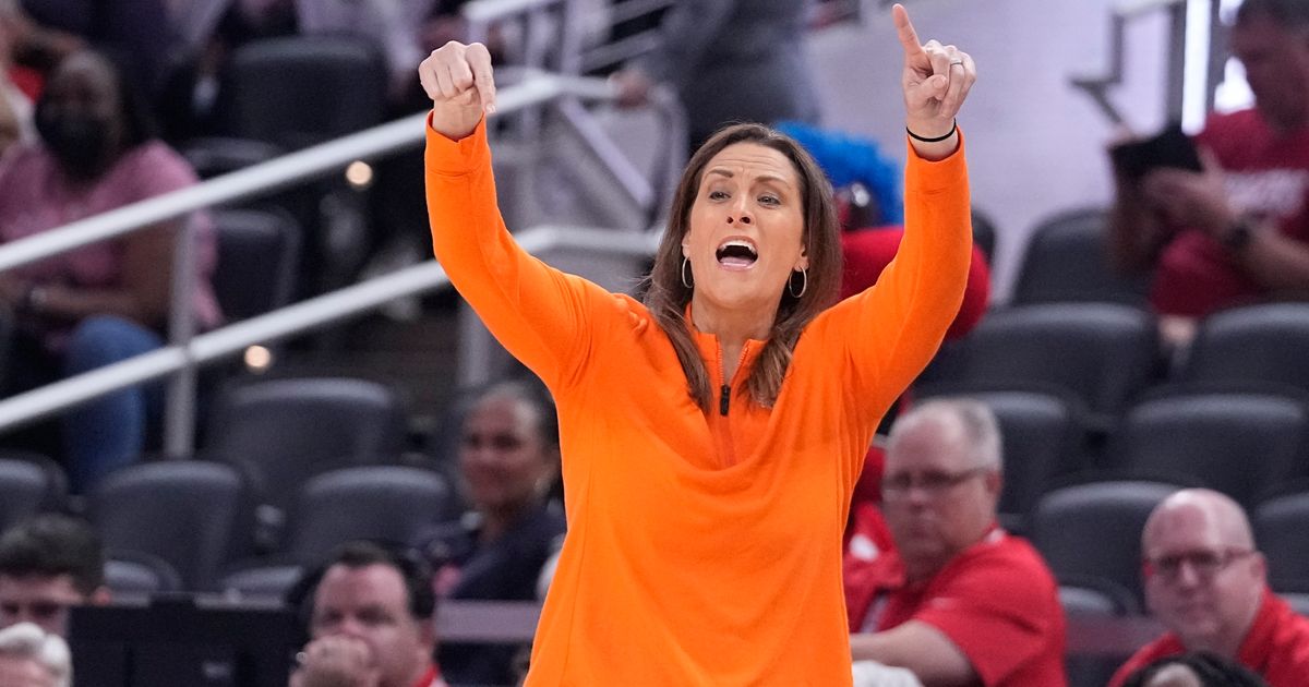 Stephanie White of Connecticut Sun Named WNBA Coach of the Year for 2020