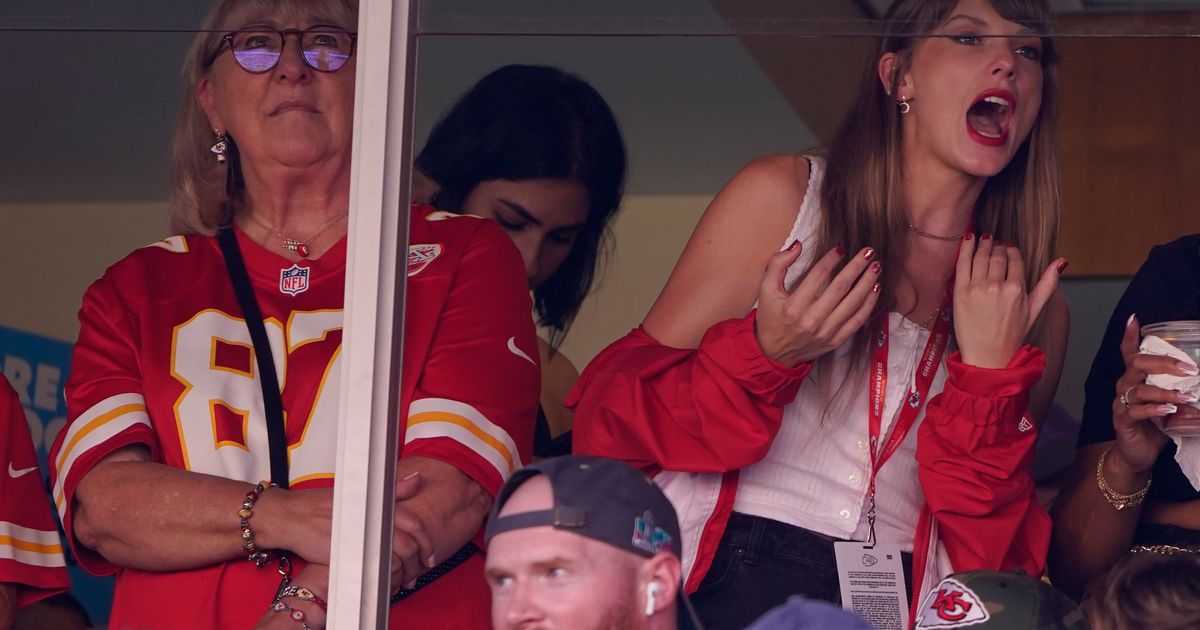 Taylor Swift Attends Kansas City Chiefs vs. Chicago Bears Game Featuring Travis Kelce