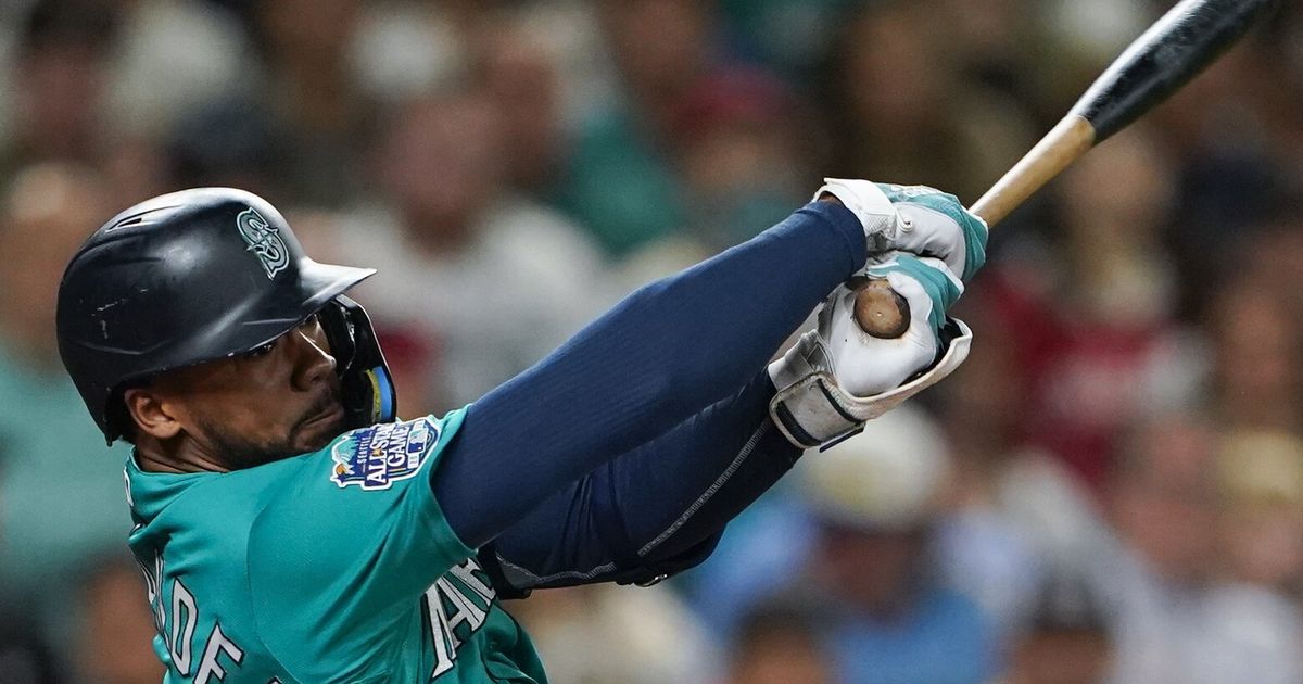 Teoscar Hernandez Extends Mariners' MLB-Leading On-Base Streak