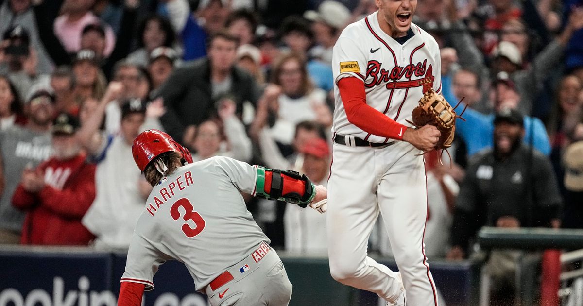 Atlanta Braves Defeat Philadelphia Phillies 5-4 with Home Runs from d'Arnaud and Riley, Ending with Double Play