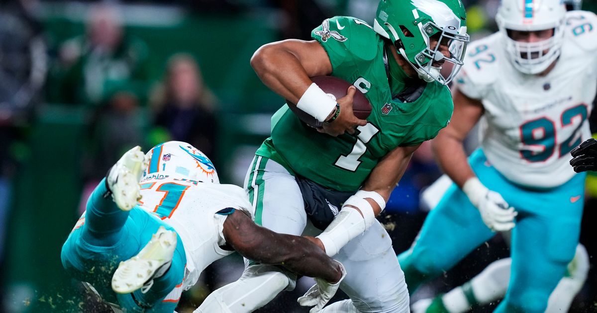 Carson Hurts Leads Eagles to 31-17 Victory Over Dolphins with 279 Passing Yards and 2 TDs