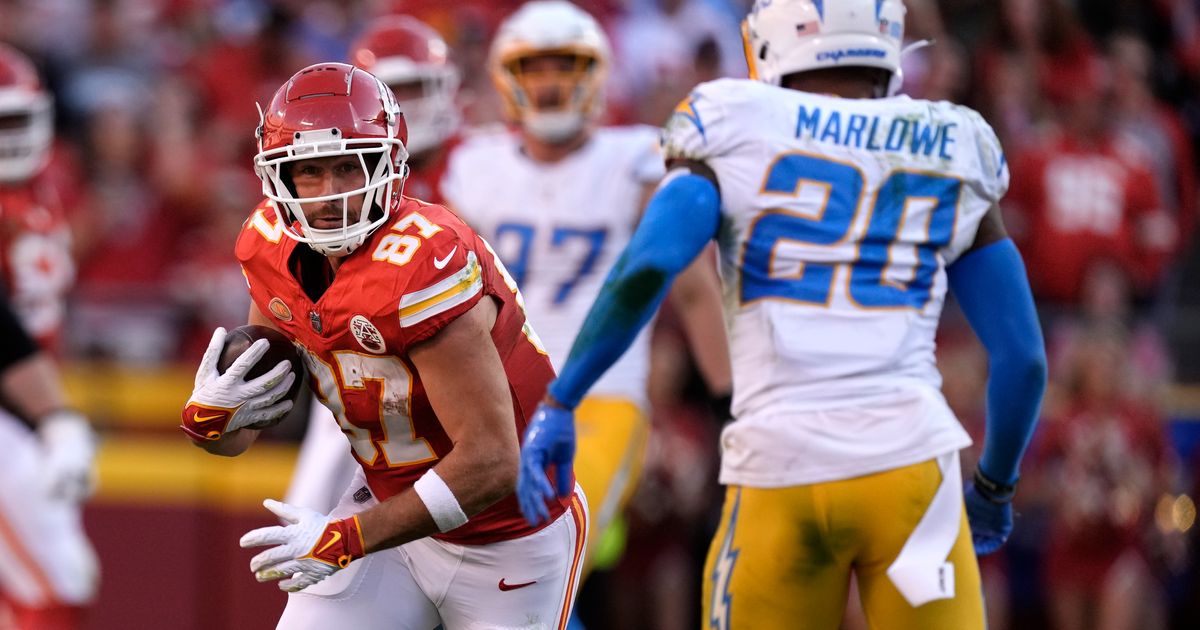 Chiefs Defeat Chargers 31-17 Behind Patrick Mahomes' 424 Passing Yards and 4 Touchdowns, Travis Kelce Has Big Day