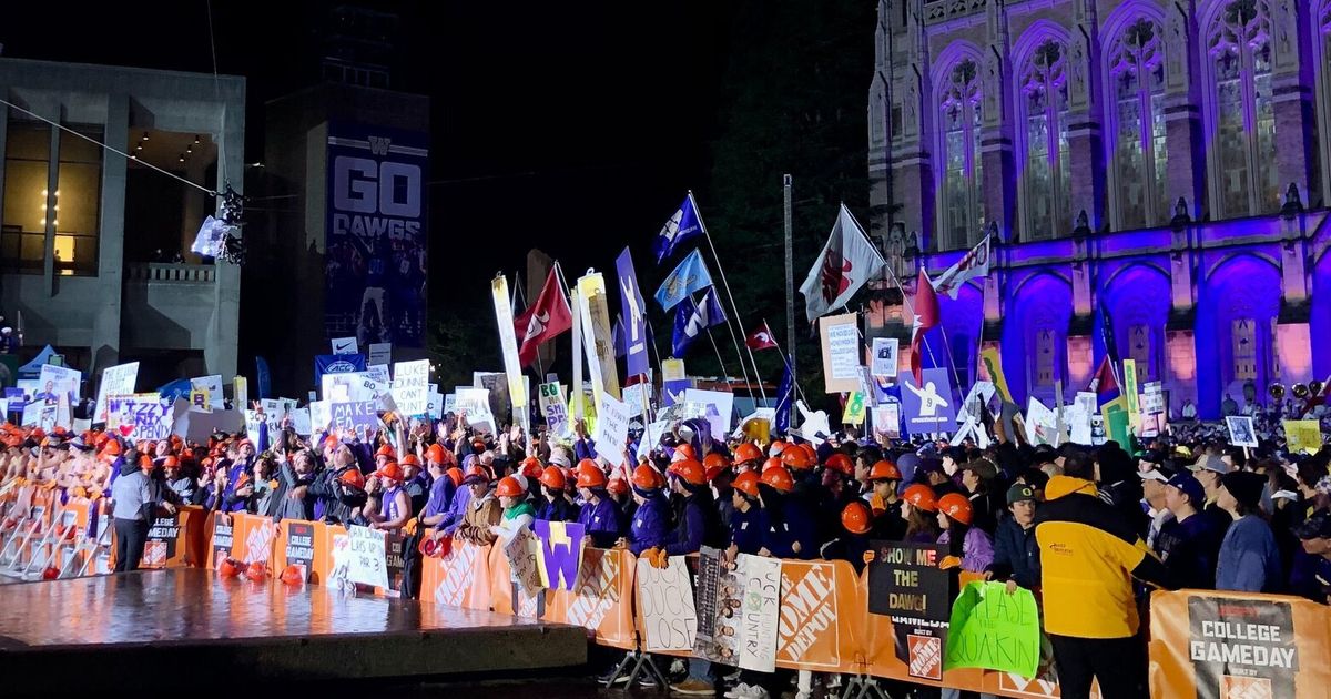 ESPN's "College GameDay" Draws Crowd of Fans to University of Washington Campus