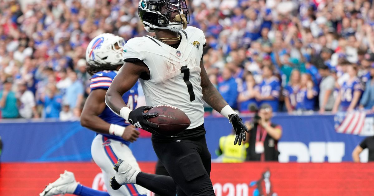 Jacksonville Jaguars Defeat Buffalo Bills 25-20 in London, Etienne Scores Two Touchdowns