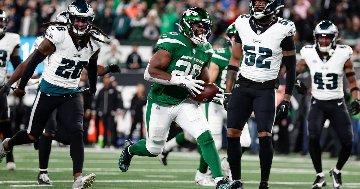 Jets Defeat Eagles 20-14 After Hall Runs for TD Following Adams' Interception, Handing Philadelphia First Loss