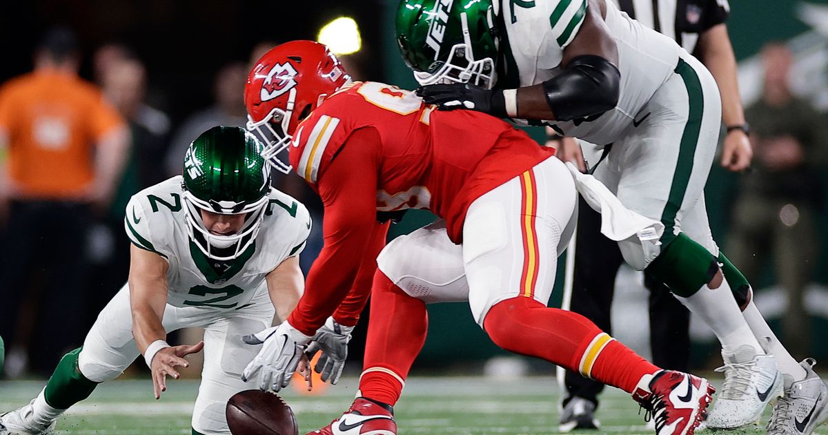 Jets Lose 23-20 to Chiefs After Controversial Penalty Call Late in Game